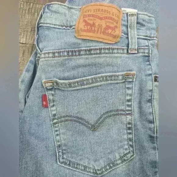 Women's Levi Strauss distressed‎ jeans - Picture 6 of 6